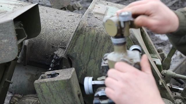 Расчеты гаубиц Д-30 ВВО наносят удары по целям противника смотреть онлайн