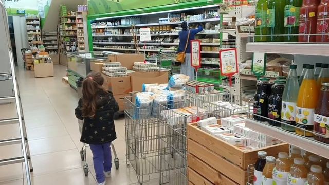 Делаем покупки в Магазине.Выбираем Духи на День Рождения!Покупки в Израиле! смотреть онлайн