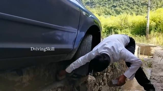 Мастер вождения показывает, как избежать неприятностей, когда колесо падает в канаву смотреть онлайн