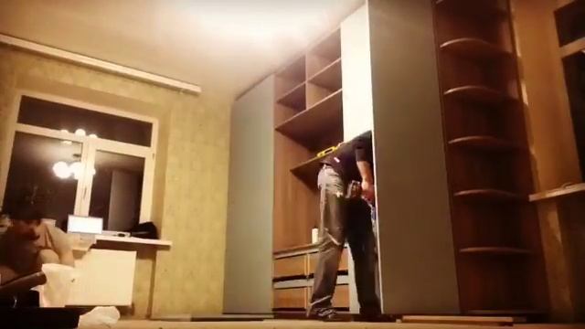 Последний штрих в монтаже шкафа с распашными дверями. смотреть онлайн