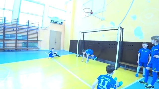 Игра: "Пятнашки кирпичами по 3 футболиста" (СУМАСШЕДШЕВЕСЁЛАЯ ТРЕНИРОВКА ПО ФУТБОЛУ) смотреть онлайн