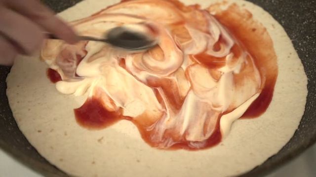 Вкусная домашняя ПИЦЦА на МЕКСИКАНСКОЙ ЛЕПЕШКЕ смотреть онлайн