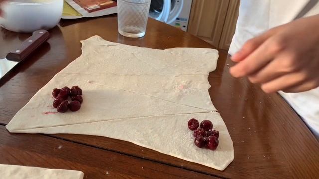 ГОТОВЛЮ КРУАССАНЫ С ВИШНЕЙ (получилось не супер) ? смотреть онлайн
