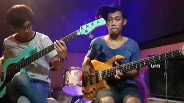 MARCUS MILLER SIRE V3 VS CORT RB5 WOOOWW!!! (Yang Pakai Topi ODP,oladueduit) смотреть онлайн