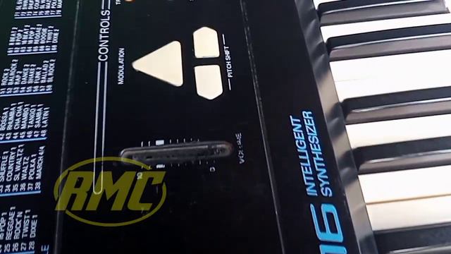 Keyboard Synthesizer Roland E16