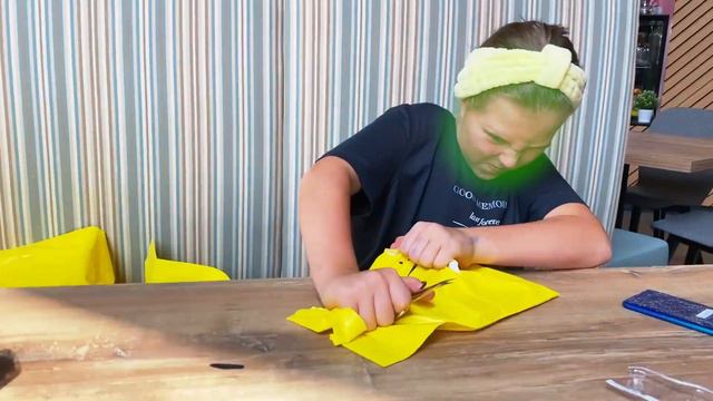 ЧТО МОЖНО КУПИТЬ НА 5000 Р. РАСПАКОВКА ПОДАРКОВ ОТ БАБЫ ЛЮБЫ ! смотреть онлайн