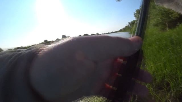 Такие всплески! Вся рыба стоит в траве! Рыбалка летом 2019 смотреть онлайн