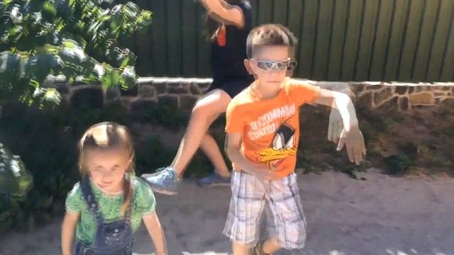 Веселые детки ТАНЦУЮТ Видео для детей от JoyJoy Marik i Lika смотреть онлайн