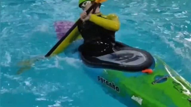 Тренировка на каяках в байссейне. Развлекаемся, делаем переправу)