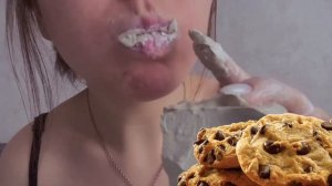 Lerkin Crunch & Rosi Chalk. Asmr mukbang