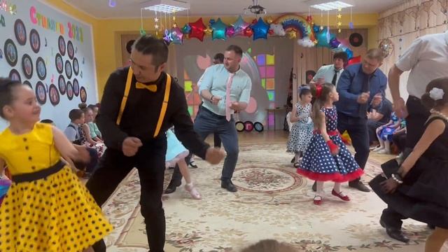 Танец пап и дочерей на выпускном в детском саду! огонь))) смотреть онлайн