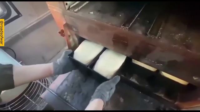 В Мариуполе российские военные пекут хлеб для жителей города. смотреть онлайн