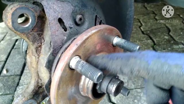 Поменял тормозные колодки и диски на Toyota Yaris смотреть онлайн