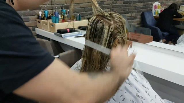 Orta Uzunlukta Hafif Katlı Saç Kesimi Nasıl Yapılır? смотреть онлайн