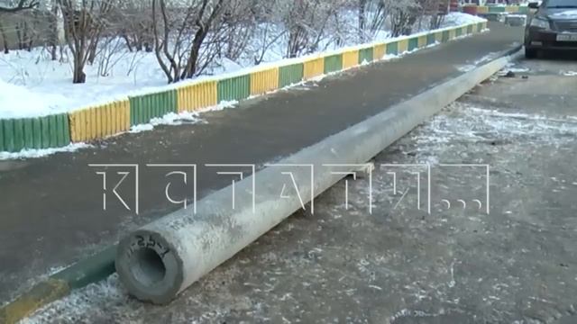Новую дорогу во дворе проложили так, что все столбы освещения оказались посреди проезжей части смотреть онлайн