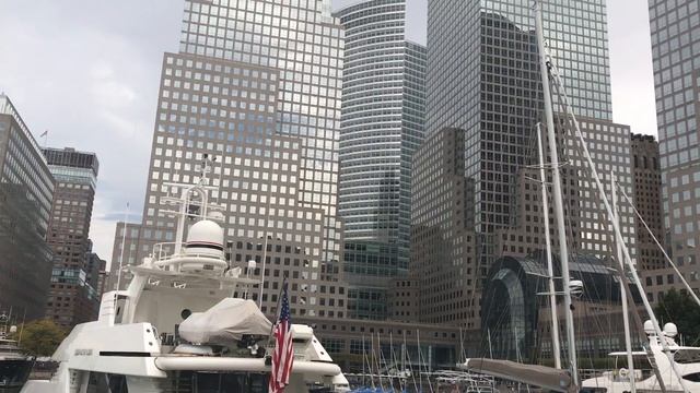 Нью-Йорк, небоскребы и яхты Бэттери-Парк-сити. смотреть онлайн