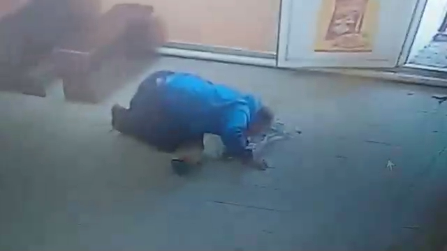 Мужик разбил бутылку водки смотреть онлайн