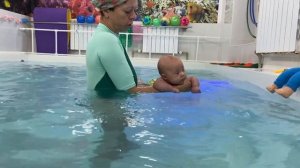 ГРУДНИЧКОВОЕ ПЛАВАНИЕ В БАССЕЙНЕ С 2,5 МЕСЯЦЕВ. ПЕТЯ НАУЧИЛСЯ НЫРЯТЬ.