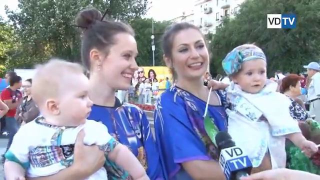 В Волгограде на Центральной набережной отметили «День влюбленных по-русски» смотреть онлайн