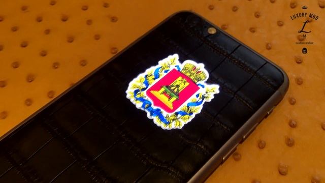 iPhone 6 в коже крокодила со светящимся гербом смотреть онлайн