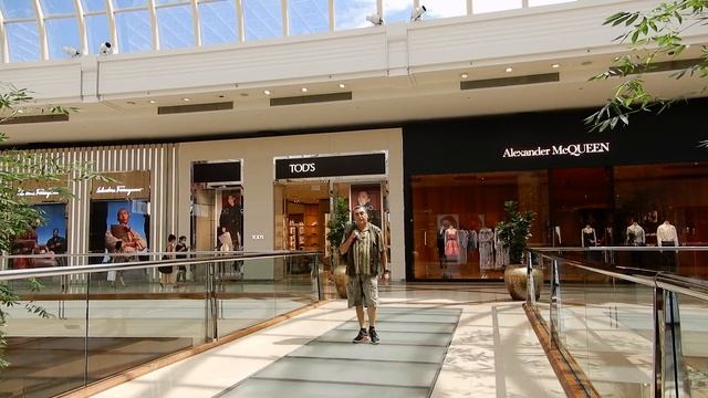 Охранник Психанул (потерявшиеся покупатели достали вопросами) и... смотреть онлайн