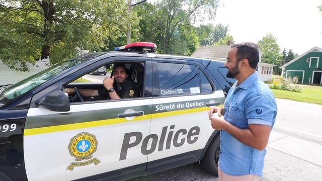 US - CANADA BORDER at the MIDDLE of the ROAD смотреть онлайн