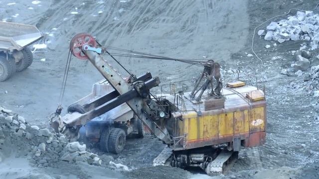 Самый массовый экскаватор в карьерах ЭКГ-5А и БЕЛАЗ смотреть онлайн