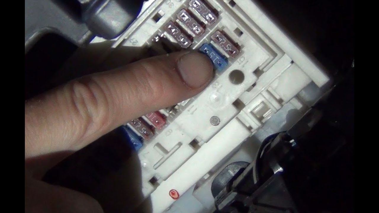 Замена предохранителя №25 передних противотуманных фар в тойоте королла Е150 смотреть онлайн