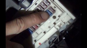 Замена предохранителя №25 передних противотуманных фар в тойоте королла Е150