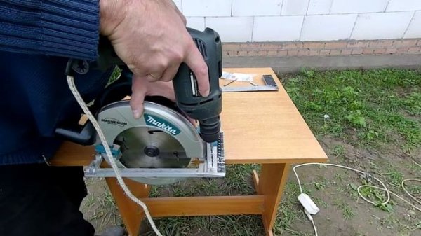 Циркулярный стол из ручной дисковой пилы.