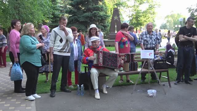 Благотворительная суббота в городском парке, выступали музыканты разных жанров ? ? ? ? ? ? ? смотреть онлайн