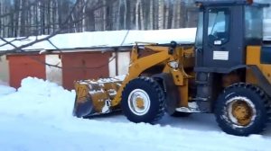 Трактор убирает снег
