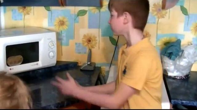 Ваня и Даша готовят попкорн в микроволновке! / popcorn in the microwave! смотреть онлайн