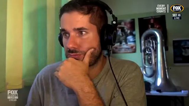 Во время трансляции футбольного матча случился сбой и на экранах появился неизвестный мужик.