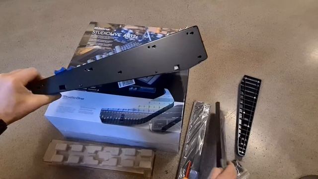 Rack Halterungen am Presonus StudioLive AR12c anbringen - Mounting Rack Ears смотреть онлайн
