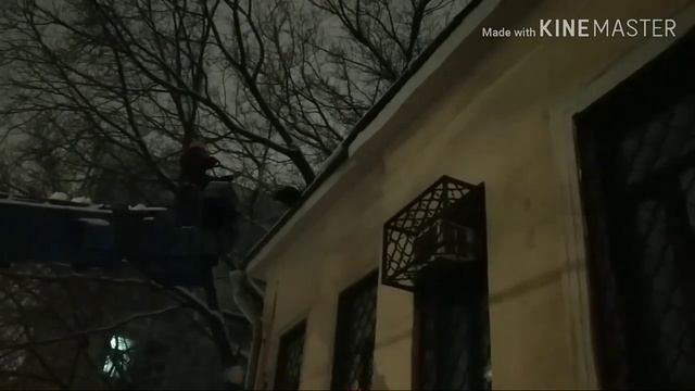 Работа с автовышка ночной смена. Очистка свеси от снега. смотреть онлайн