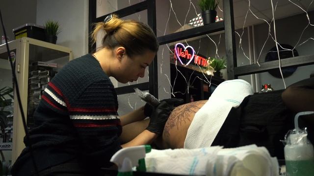 Graffik Tattoo MEDUSA GORGON auf dem Bein | VeAn Tattoo Deutschland смотреть онлайн