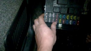 при включении ближнего света включаются дворники.  не работает панель приборов.