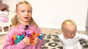 СОФИЯ И НИКА В АЭРОПОРТУ.  СОФУНЬЯ ШАЛУНЬЯ