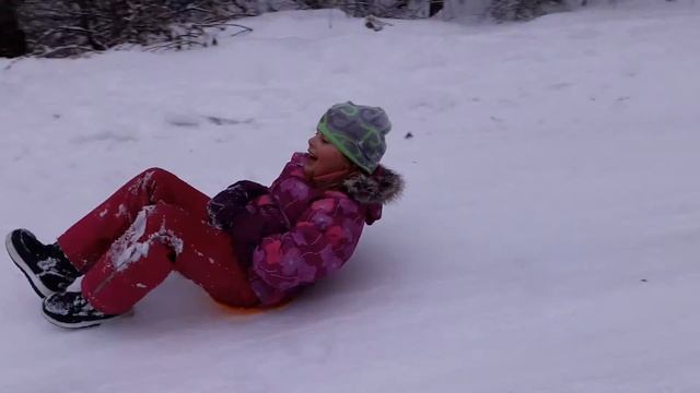 Удобно ли скатываться на ледянке? смотреть онлайн