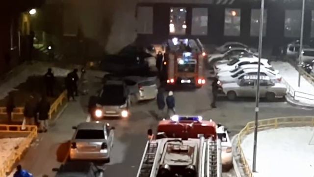 Горит автомобиль на ул. Газовиков 55 Тюмень 24.02.20 Я очевидец. смотреть онлайн