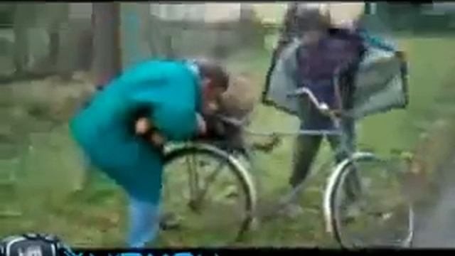 Алкаши пытаются погрузить бревно на велосипед смотреть онлайн