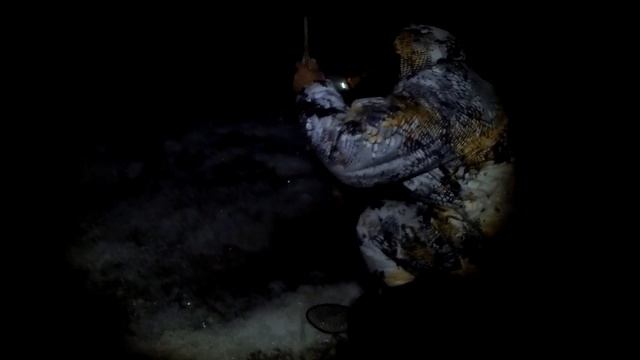 Рыбалка зимой на хапугу хлопок. Рыбалка с ночевкой. Карась. Щука. смотреть онлайн