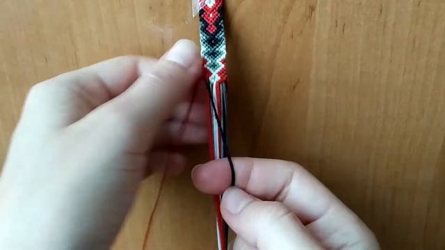 Плетение фенечки гейзера черный-белый-красный / Friendship Bracelet Black-white-red