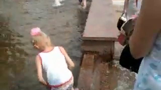 Девочка в носках по воде смотреть онлайн