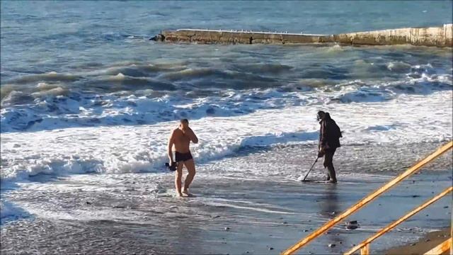 Зима в Сочи. Декабрьские купания. Морж на пляже Мамайки. смотреть онлайн