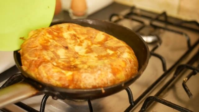 Spanish Potato Omelette | Tortilla de Patatas смотреть онлайн