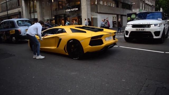 Range Rover Gets Angry At Supercars смотреть онлайн