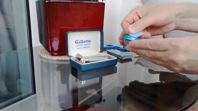 Taking apart a Gillette blade dispenser ? смотреть онлайн