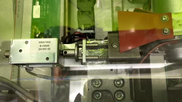 Copying a key with the minuteKey kiosk at Walmart смотреть онлайн